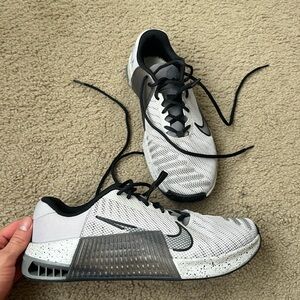 Metcom Nike Shoes

Weight lifting shoes
Athletic shoes 
Gym shoes